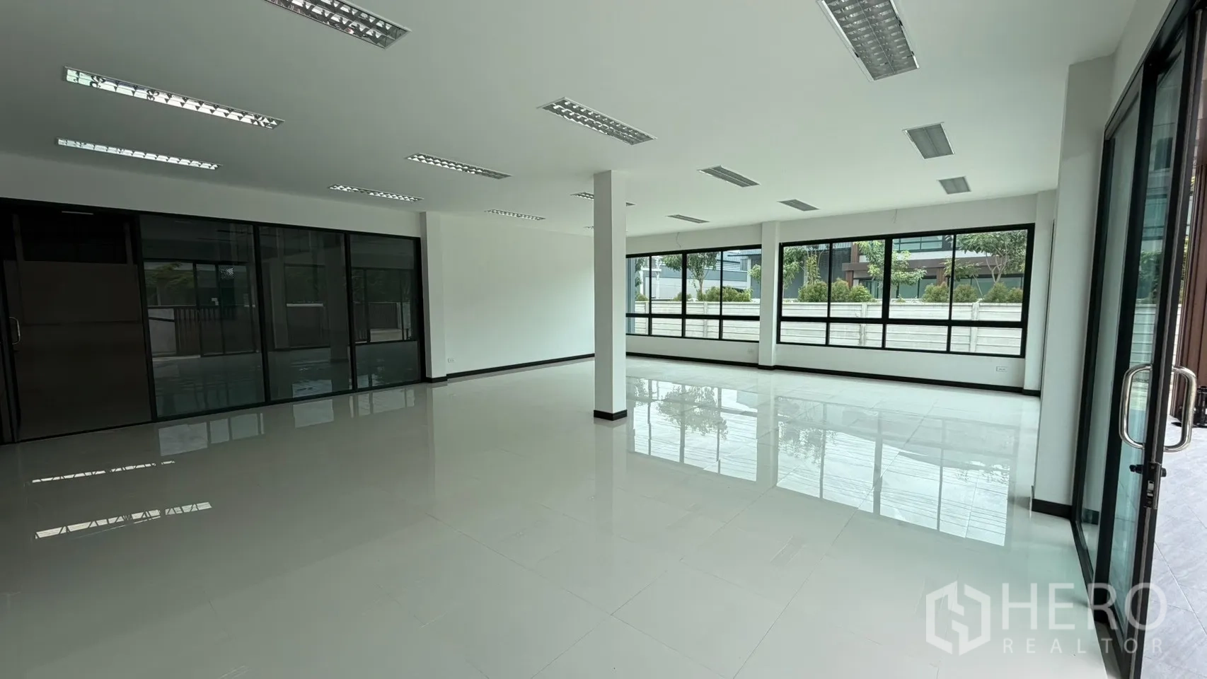 工厂 for sale in Bang Len, Nakhon Pathom - 一层宽敞办公室，亮面地砖与大面积窗户。