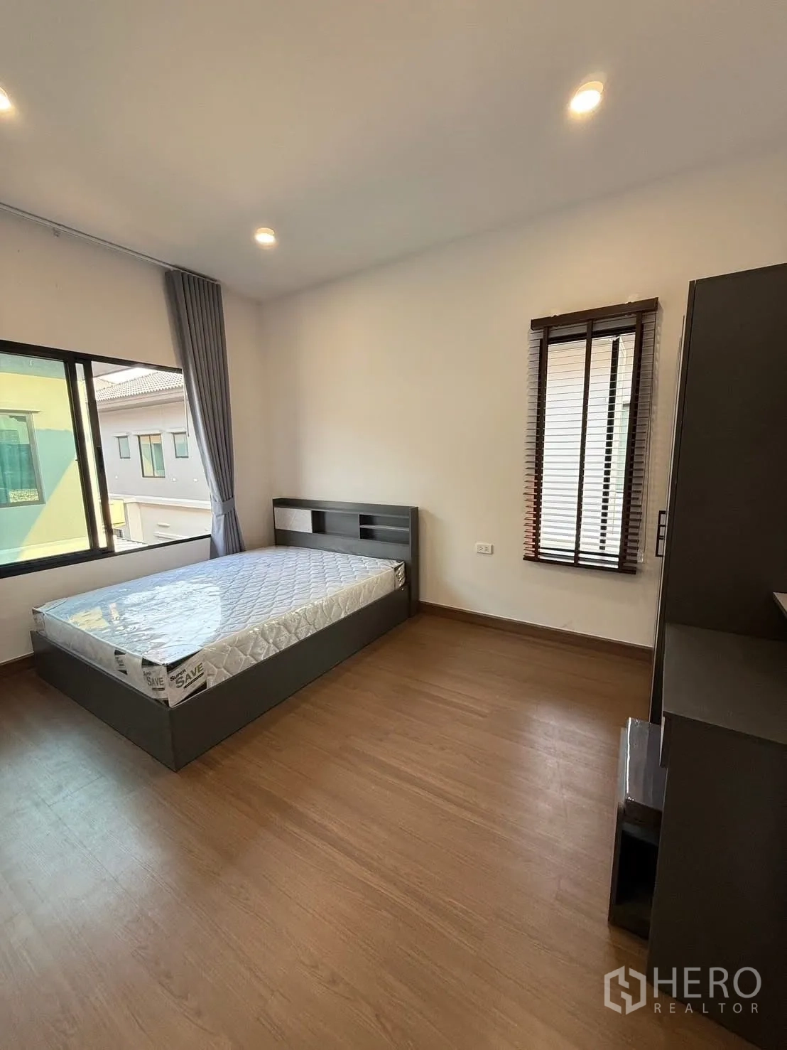 บ้านเดี่ยว for rent in Bang Phli, Samut Prakan - ห้องนอนชั้นบนมีเตียงคู่ หน้าต่างบานใหญ่พร้อมมู่ลี่.
