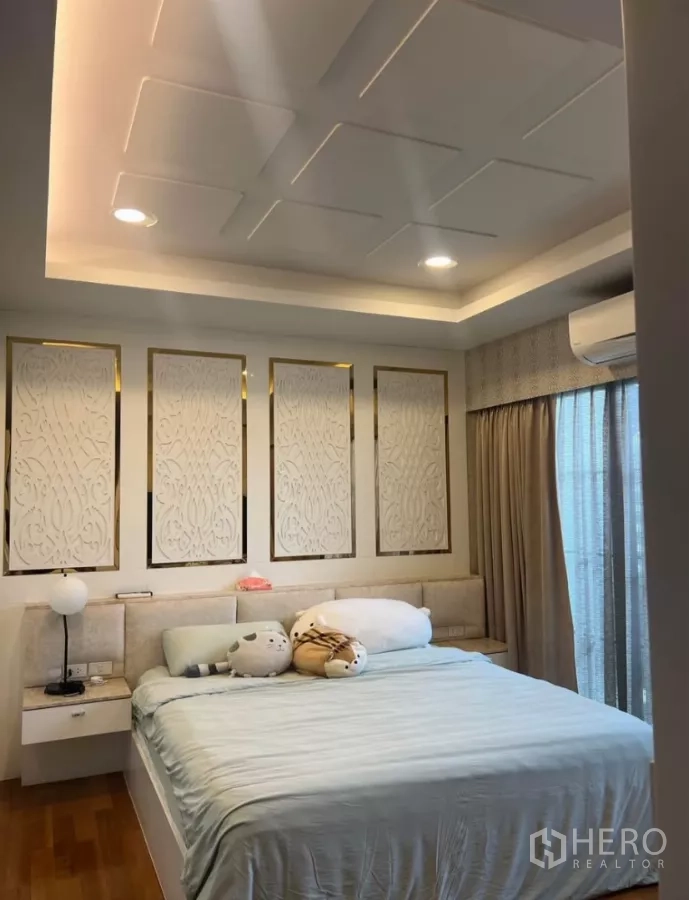 Townhouse for rent in Yan Nawa, Bangkok - Master bedroom detail showing decorative wall panels and soft lighting.
