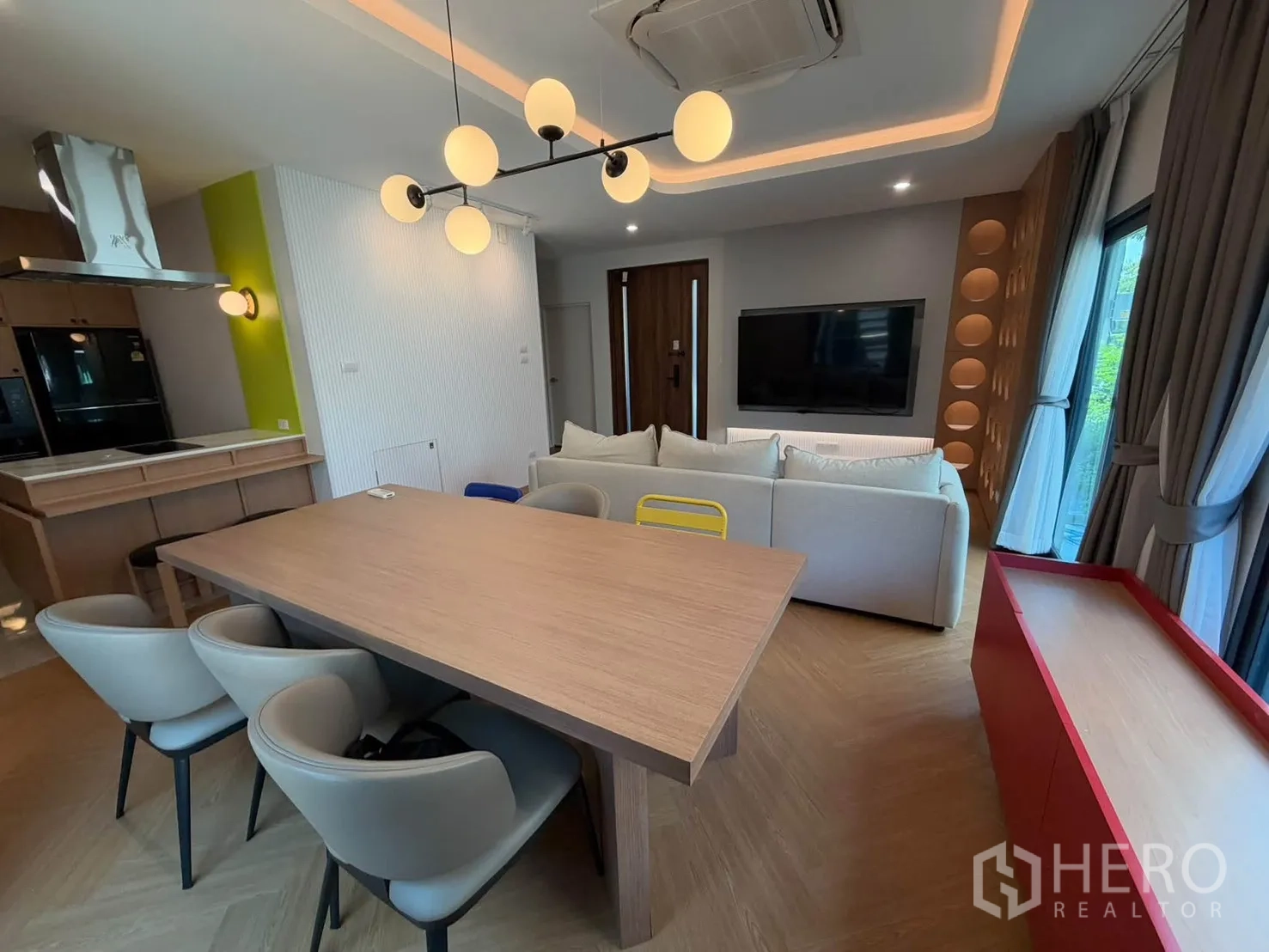 บ้านแฝด for rent in Prawet, Bangkok - มุมรับประทานอาหารโต๊ะยาวติดกับห้องนั่งเล่นและครัว