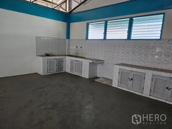 โรงงาน ให้เช่าหรือขายในMueang Rayong, Rayong - พื้นที่แพนทรีสำหรับพนักงาน เคาน์เตอร์และผนังกระเบื้อง พร้อมหน้าต่างบานเกล็ด