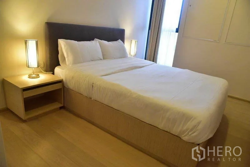 คอนโด ให้เช่าในWatthana, Bangkok - ห้องนอนที่สอง เตียงควีน ไฟอบอุ่น และพื้นไม้