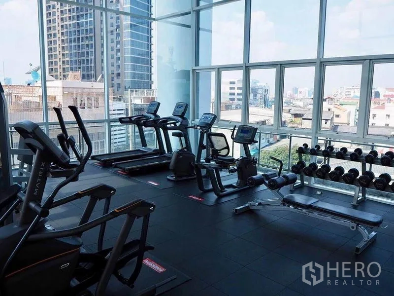 คอนโด ให้เช่าในWatthana, Bangkok - ห้องฟิตเนสพร้อมลู่วิ่ง ชุดดัมเบล และหน้าต่างเต็มบานมองเห็นวิวเมือง