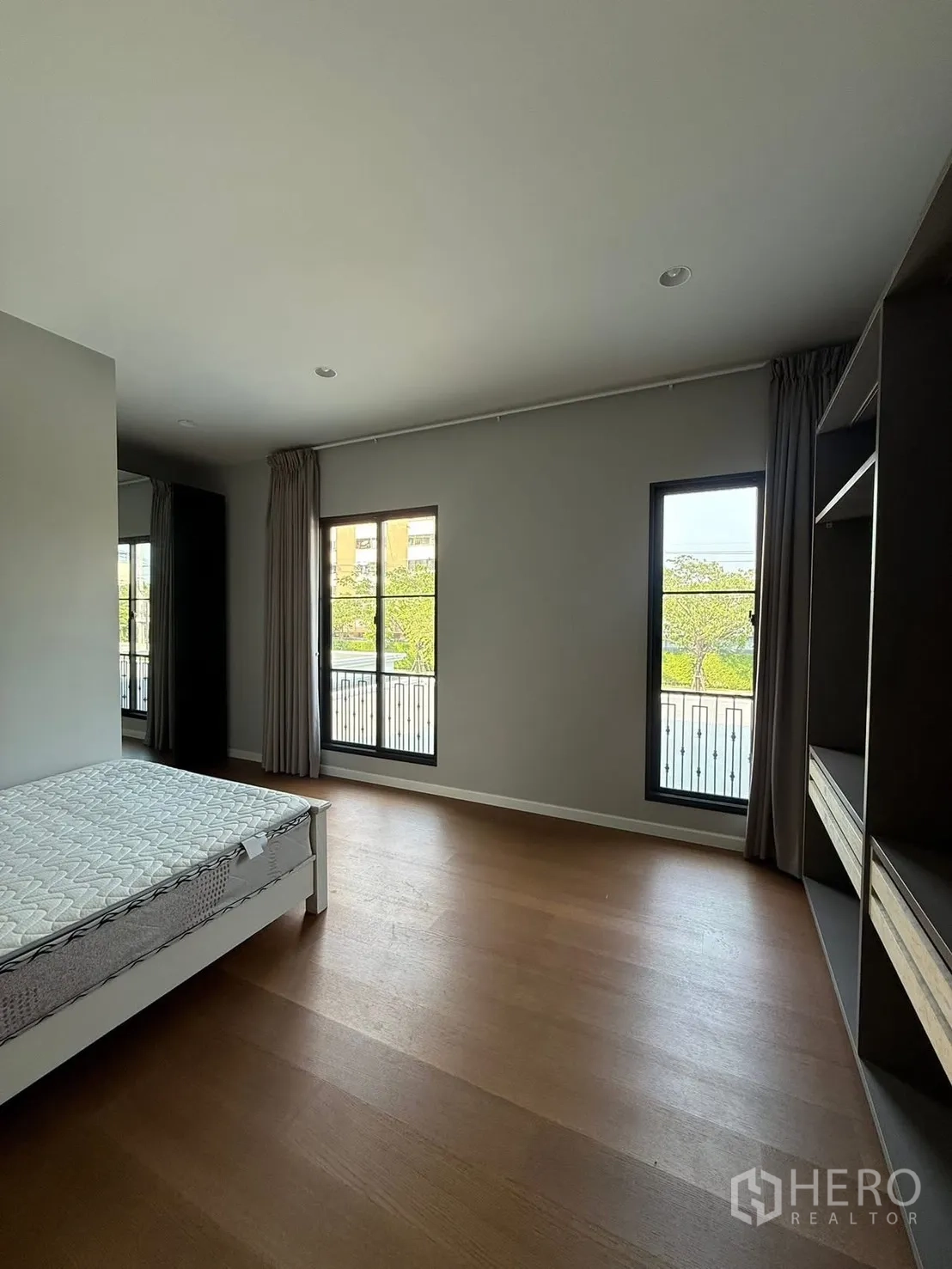 独栋房屋 for rent in Bang Kapi, Bangkok - 采光充足的卧室，木地板，大窗与阳台景，带开放式衣柜。