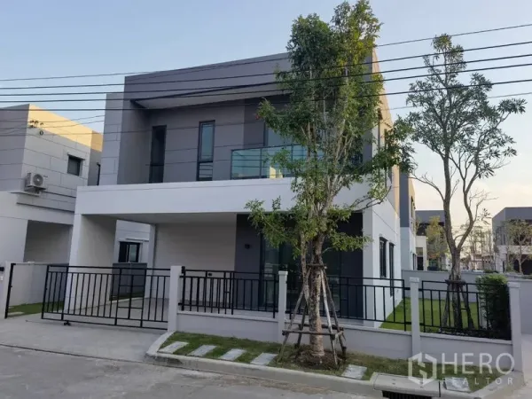 บ้าน ให้เช่าในBang Phli, Samut Prakan - บ้านเดี่ยวสองชั้นสมัยใหม่ พร้อมรั้วและทางจอดรถด้านหน้า