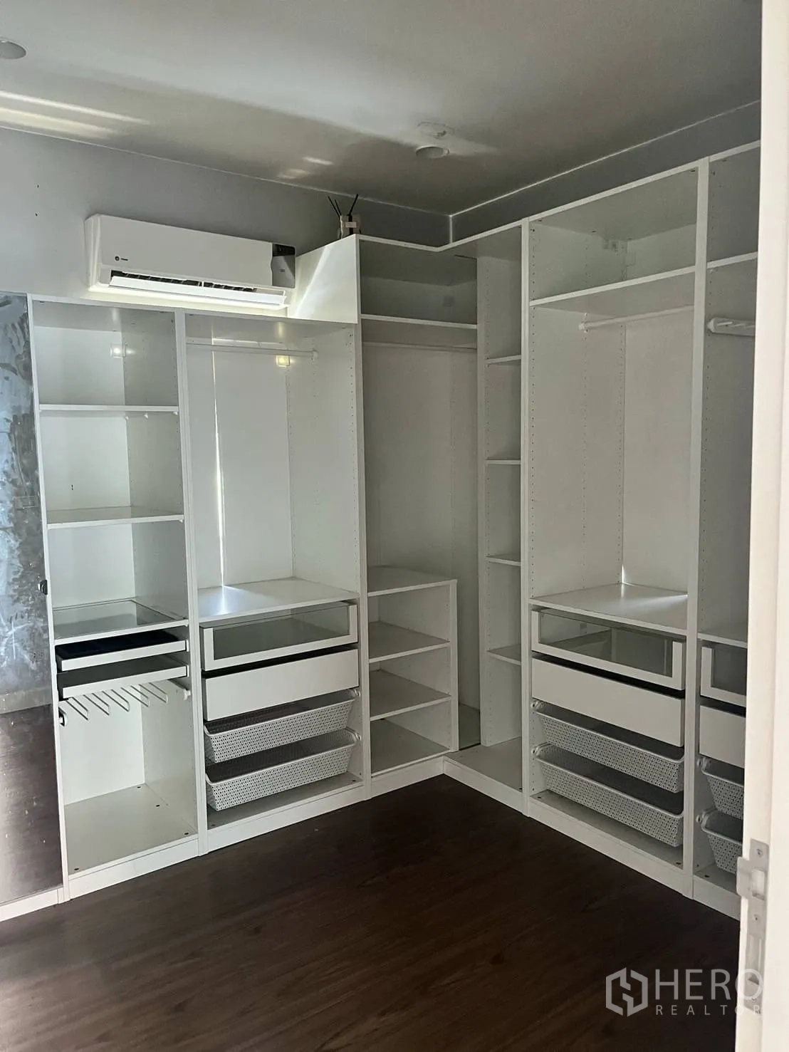 Detached House for rent or sale in Lam Luk Ka, Pathum Thani - Another angle of the walk‑in closet with modular shelving.