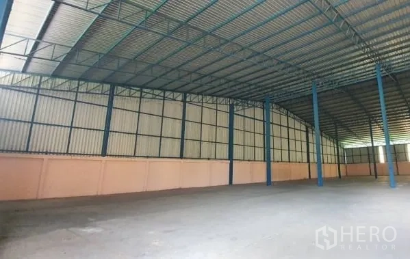 货栈 出租在Chaloem Phra Kiat, Nakhon Ratchasima - 仓库内侧墙体为保温夹芯板，顶部挑高。