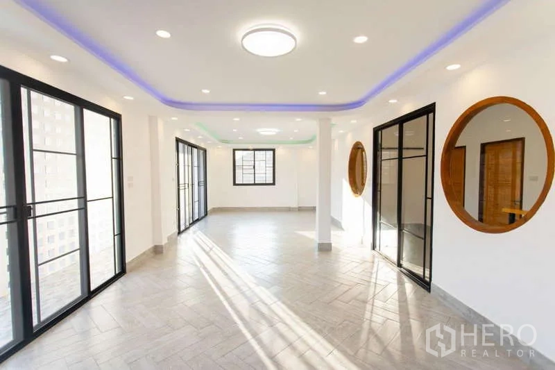 带办公室的家 出售在Huai Khwang, Bangkok - 灵活开放的房间，落地窗与圆形景窗。
