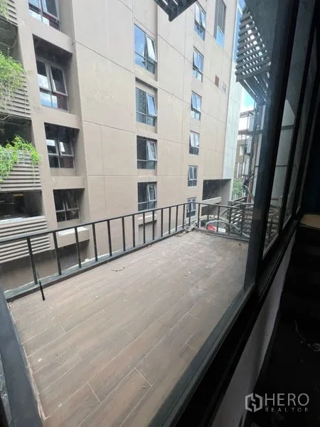 อาคารพาณิชย์ ให้เช่าในWatthana, Bangkok - ระเบียงด้านหลัง มองไปยังอาคารที่พักอาศัยใกล้เคียง มีราวกันตก