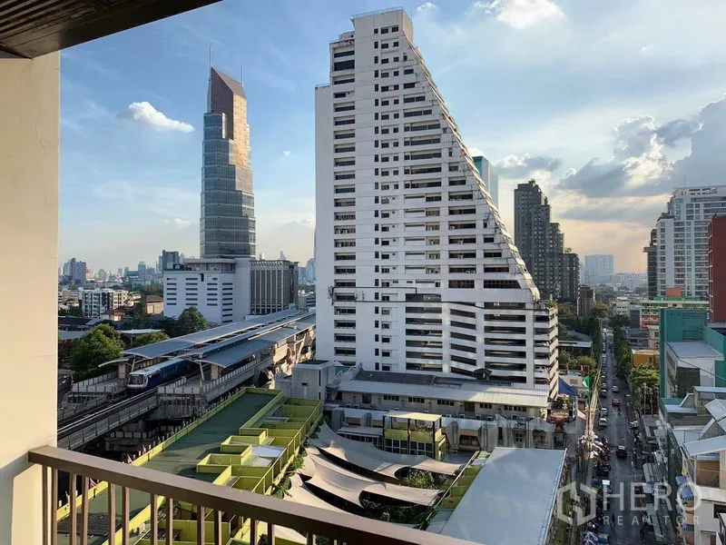 Condominium for rent in Phaya Thai, Bangkok - Balcony cityscape view featuring a BTS Skytrain station and high-rise buildings in Bangkok.