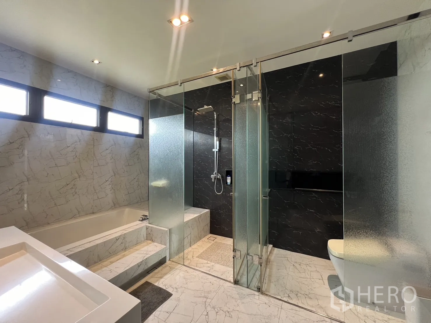 Townhouse for rent in Lat Phrao, Bangkok - Walk-in wardrobe with modular open cabinetry and hanging rails.