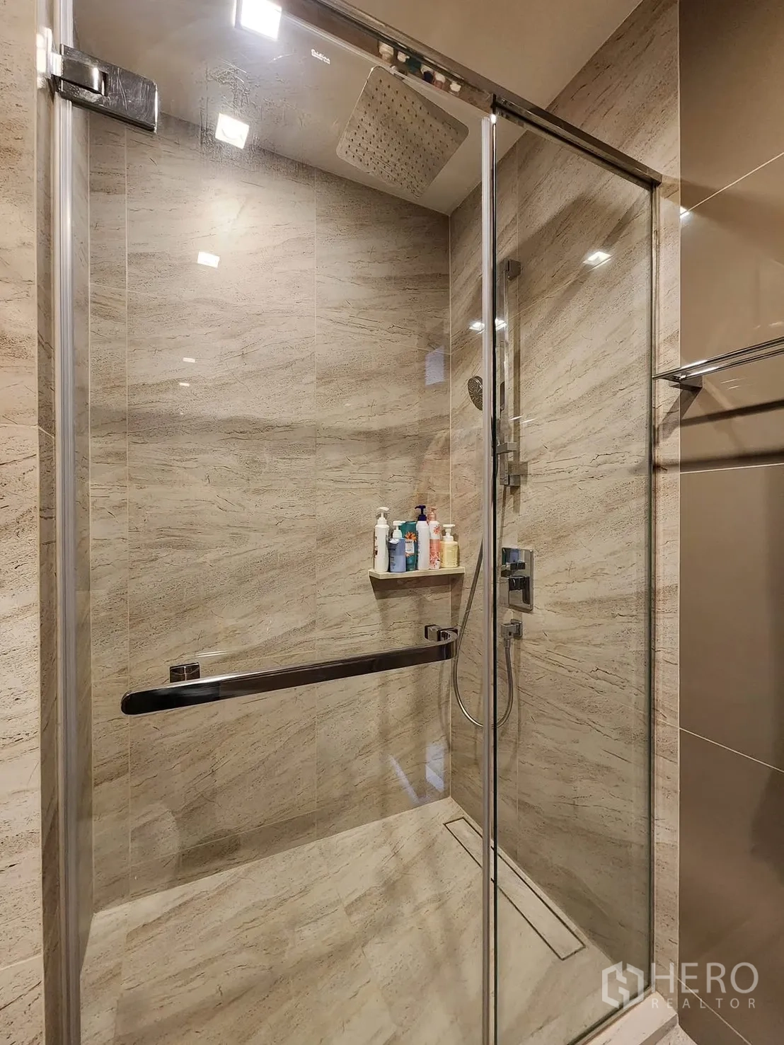 公寓 for rent in Watthana, Bangkok - 浴室配玻璃淋浴间与顶喷花洒，米色石纹墙面与内置置物架。