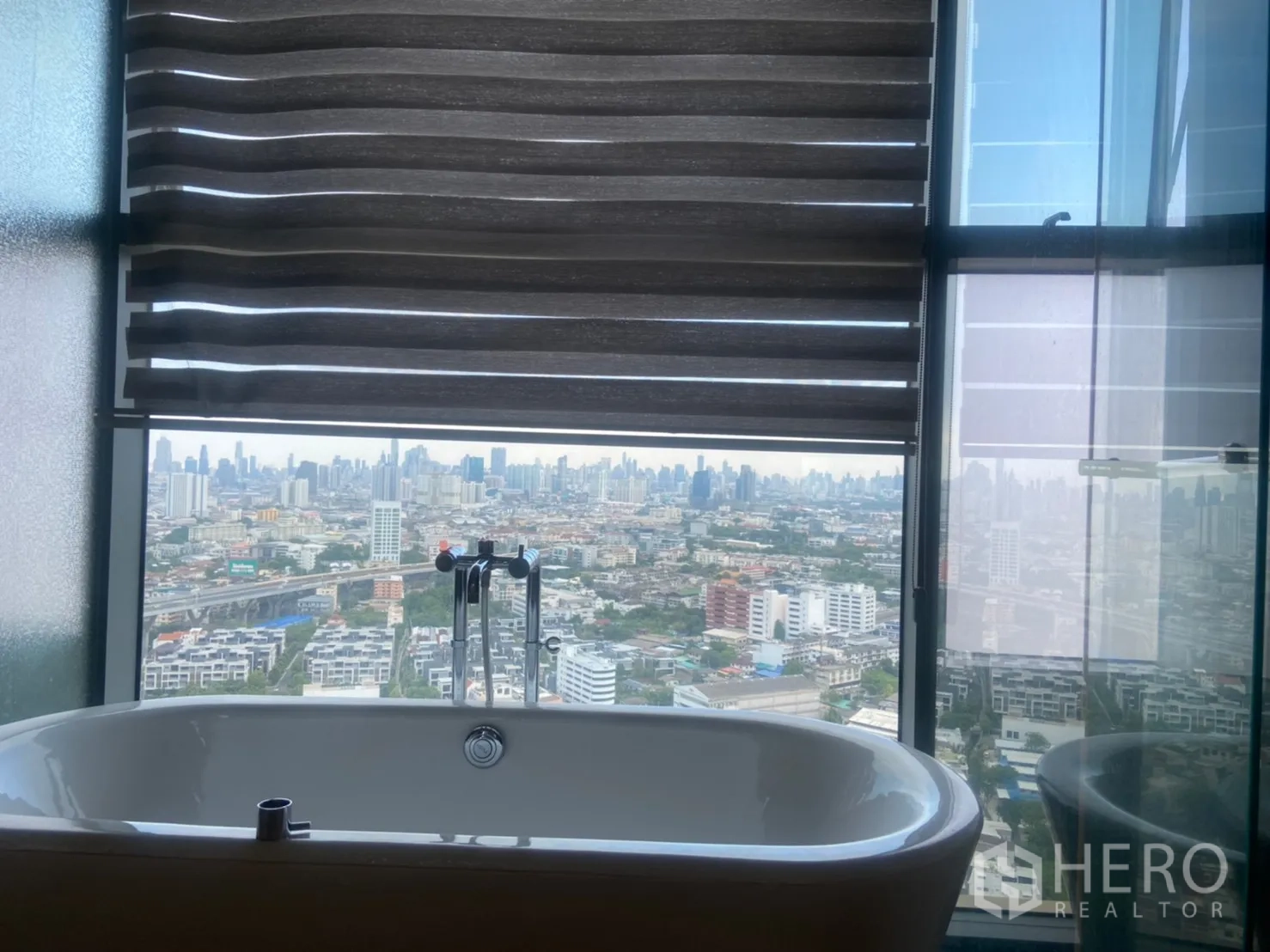 公寓 出售在Yan Nawa, Bangkok - 浴缸临窗可赏曼谷天际线，The Pano延那瓦。