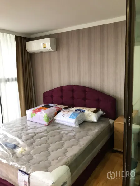 公寓 出租或出售在Watthana, Bangkok - 明亮卧室，酒红色软包床头、空调与落地窗帘