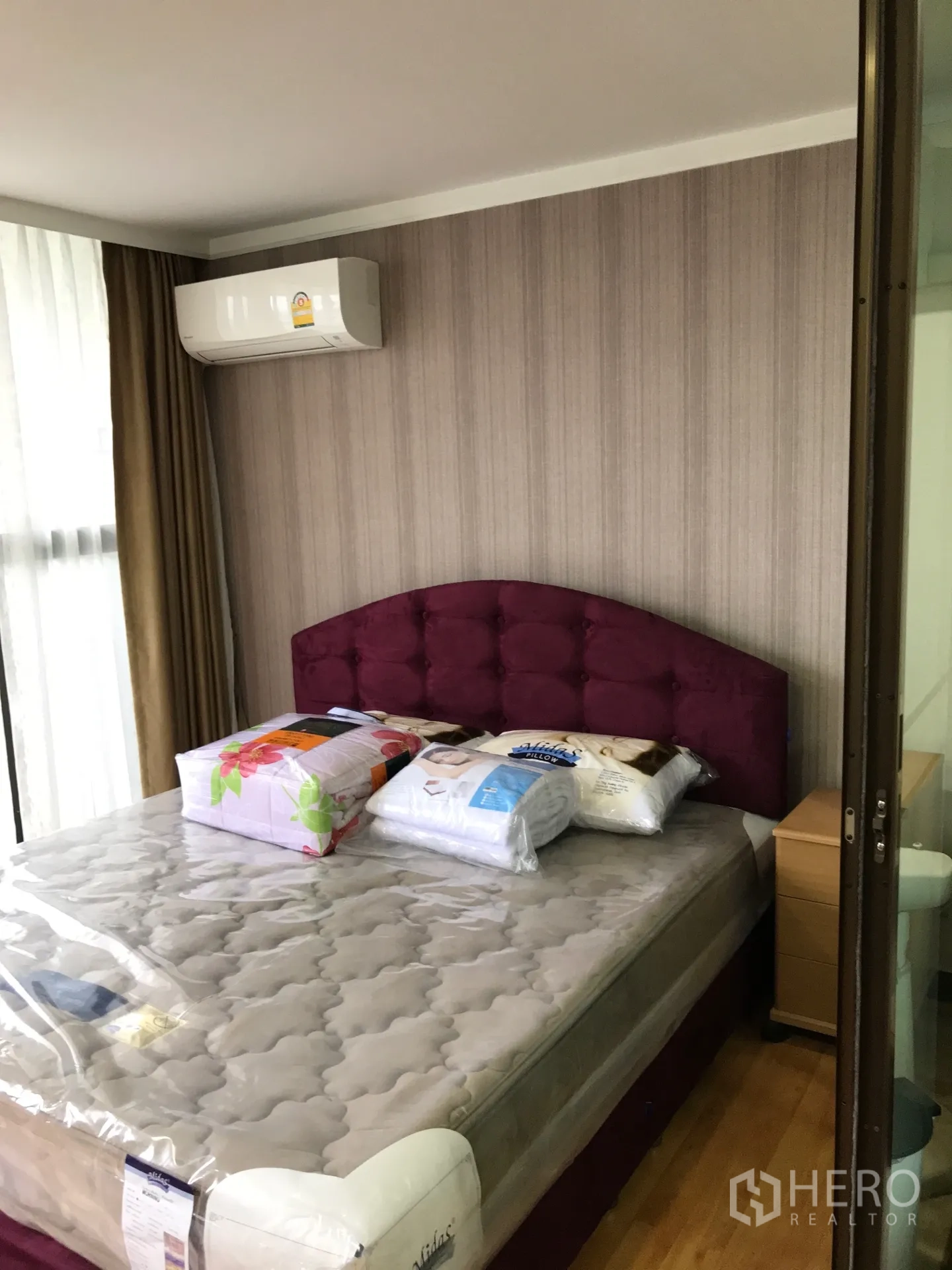 公寓 出租或出售在Watthana, Bangkok - 明亮卧室，酒红色软包床头、空调与落地窗帘