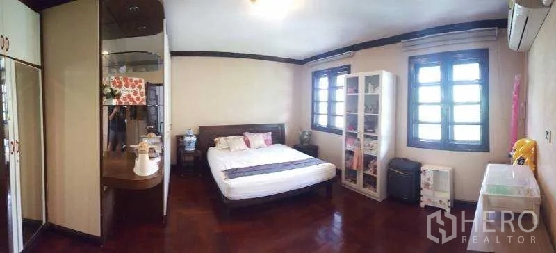 独立式住宅 出租在Bang Phli, Samut Prakan - 温馨卧室，双人床、衣柜与转角窗。