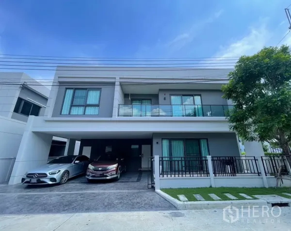บ้าน ให้เช่าในBang Phli, Samut Prakan - บ้านเดี่ยวสองชั้นสไตล์โมเดิร์น พร้อมที่จอดรถในร่ม 2 คันและระเบียงกระจก ย่านบางพลี