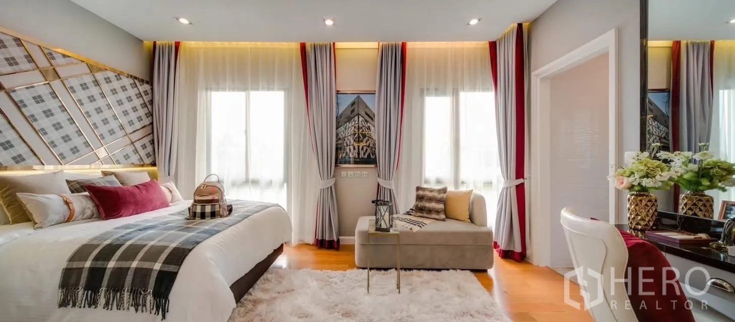 Detached House for rent in Prawet, Bangkok - Panoramic view of a spacious bedroom with layered curtains, soft rug and wide windows