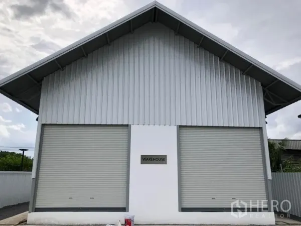 Warehouse for rent in Bueng Kum, Bangkok - Front elevation of metal-clad warehouse featuring two large roller shutter doors