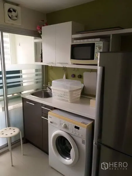 公寓 出租在Watthana, Bangkok - 紧凑厨房，带水槽、冰箱、微波炉、橱柜和室内洗衣机。