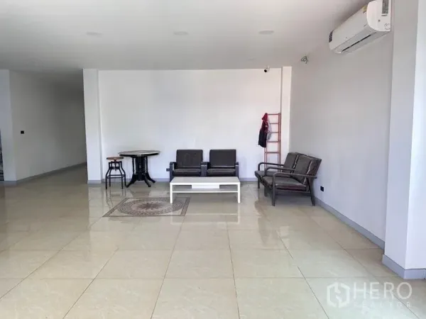 货栈 出售在Bang Phli, Samut Prakan - 宽敞的瓷砖办公室休息区，配空调与座椅，可作接待。