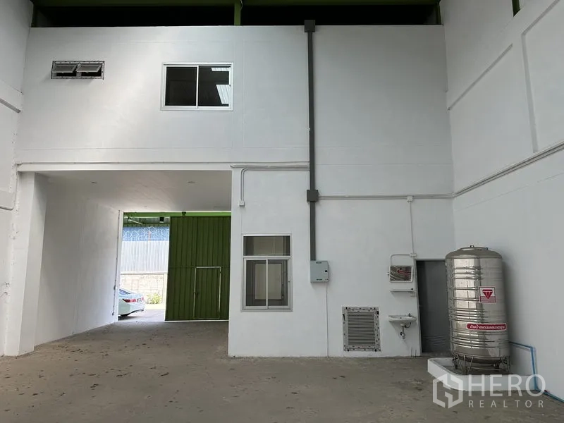货栈 出租在Pathum Thani - 设备区带夹层办公室窗、不锈钢水塔与洗手池。