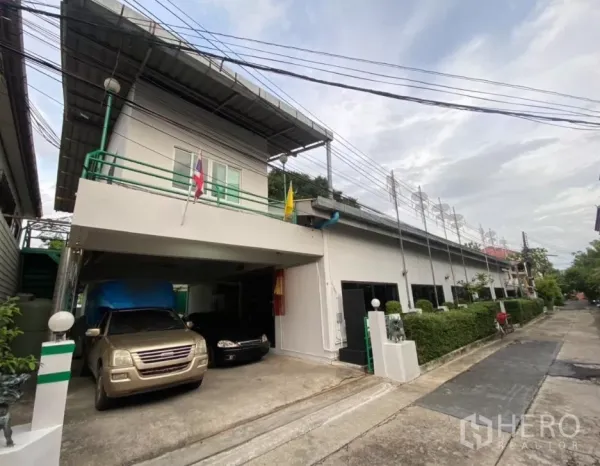 โรงงาน ให้เช่าในPrawet, Bangkok - อาคารโรงงานสองชั้นพร้อมที่จอดรถในร่มและอาคารยาวริมซอยเงียบในเขตประเวศ กรุงเทพฯ