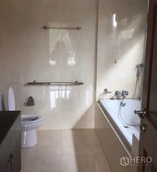 บ้าน ให้เช่าในBang Phli, Samut Prakan - ห้องน้ำปูกระเบื้องโทนครีม มีอ่างอาบน้ำ ฝักบัว และราวจับ
