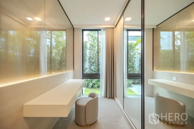 Detached House for rent in Saphan Sung, Bangkok - Walk-in dressing room with mirrors, vanity desks and garden views.