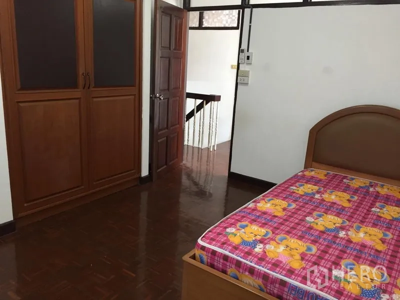 联排别墅 出租在Phra Khanong, Bangkok - 卧室，拼花木地板与内置木质衣柜。