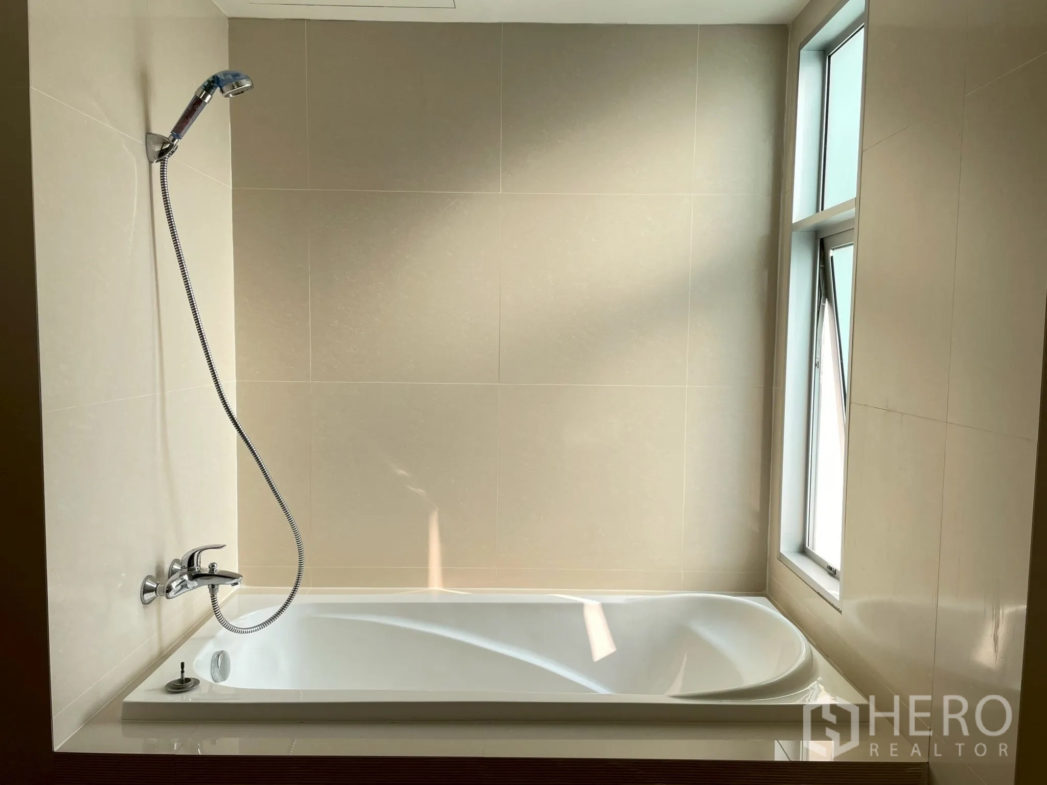อพาร์ทเมนท์ for rent in Khlong Toei, Bangkok - อ่างอาบน้ำพร้อมฝักบัวและช่องแสงธรรมชาติ