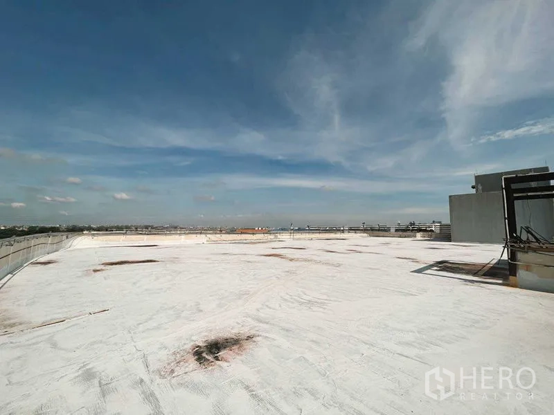 Retail Space for rent in Yan Nawa, Bangkok - Wide rooftop surface with parapet and distant cityscape, ideal for events or signage.