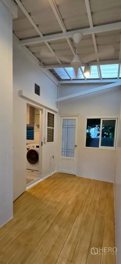独立式住宅 出租在Samut Prakan - 带顶多功能露台，连接厨房与洗衣区