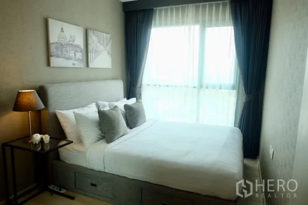 公寓 出租在Khlong Toei, Bangkok - Life Condominium明亮卧室，软包床、纱帘与遮光窗帘，床头灯营造温馨氛围。