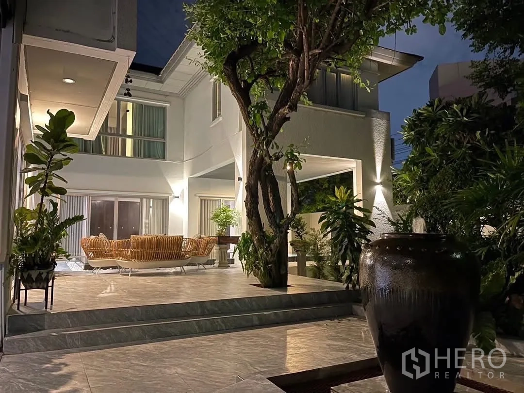 บ้าน ให้เช่าในSuan Luang, Bangkok - ตัวบ้านสองชั้นกับลานสวน จัดแสงสวยในตอนเย็น