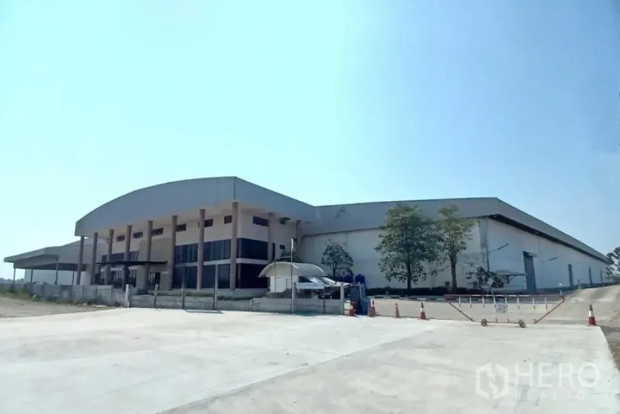 คลังสินค้า ให้เช่าในBang Pakong, Chachoengsao - มุมมองภายนอกโกดัง ทางรถบรรทุกเข้าออกสะดวก พร้อมลานปูนกว้าง