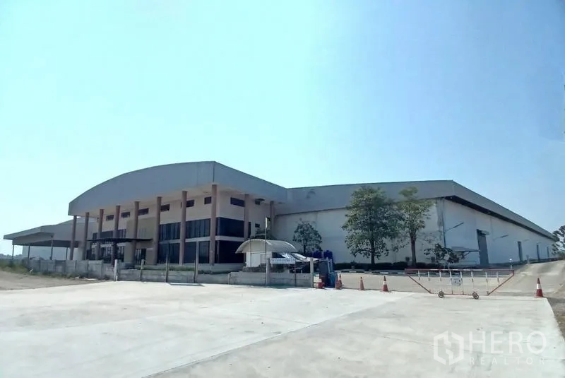 คลังสินค้า ให้เช่าในBang Pakong, Chachoengsao - มุมมองภายนอกโกดัง ทางรถบรรทุกเข้าออกสะดวก พร้อมลานปูนกว้าง