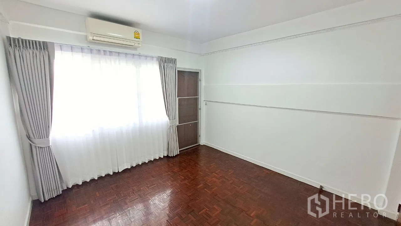 联排别墅 出租在Watthana, Bangkok - 浴室设扶手，步入式淋浴与瓷砖墙面。