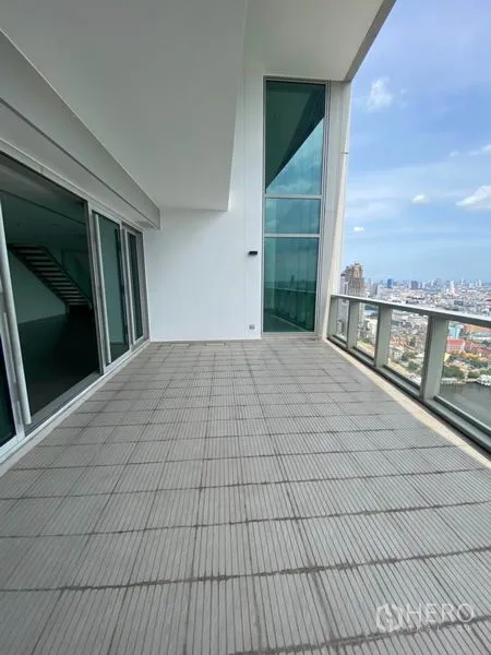 公寓 出租或出售在Khlong San, Bangkok - 超大露台，玻璃护栏，眺望城市与河景。
