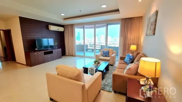 房间 出租在Watthana, Bangkok - 起居区设电视柜，推拉玻璃门通向可观城市天际线的阳台。