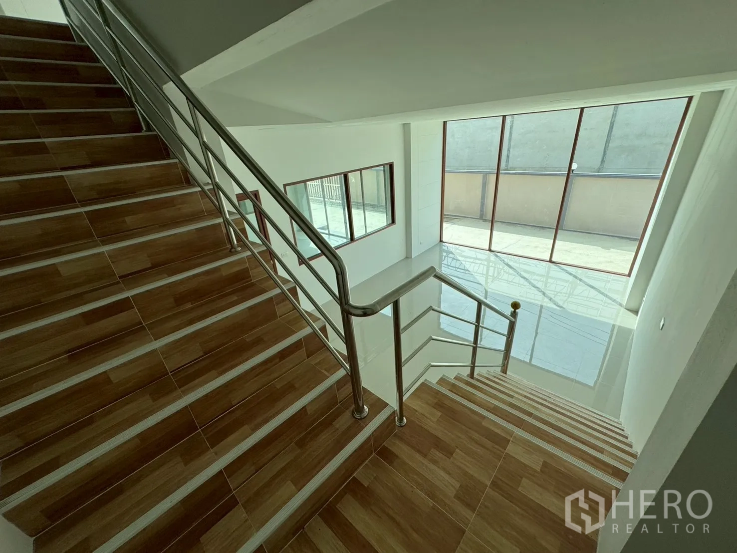 โรงงาน for sale in Mueang Samut Sakhon, Samut Sakhon - ชานบันไดมีหน้าต่างบานใหญ่รับแสงธรรมชาติ