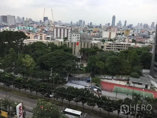 คอนโด ให้เช่าในHuai Khwang, Bangkok - วิวเมืองห้วยขวางจากชั้นสูง เห็นพื้นที่สีเขียวและคอร์ทเทนนิส พร้อมเส้นขอบฟ้าเมือง