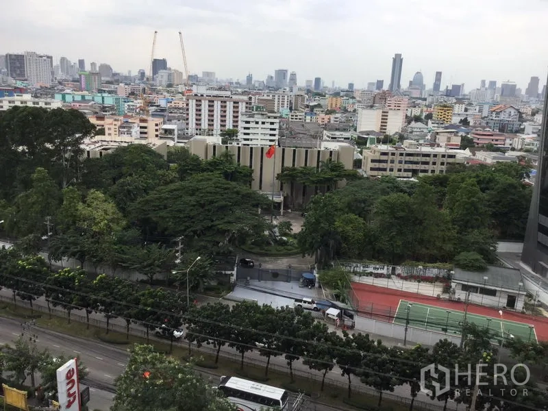 คอนโด ให้เช่าในHuai Khwang, Bangkok - วิวเมืองห้วยขวางจากชั้นสูง เห็นพื้นที่สีเขียวและคอร์ทเทนนิส พร้อมเส้นขอบฟ้าเมือง