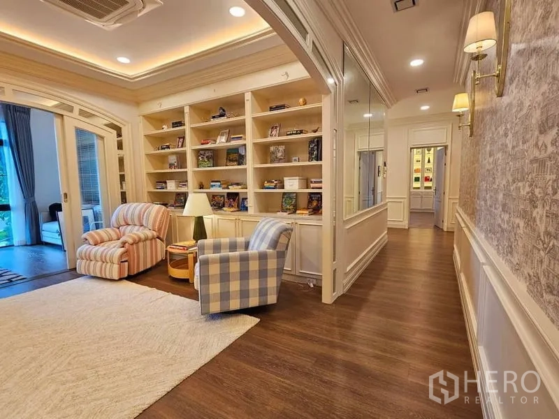 Detached House for rent or sale in Saphan Sung, Bangkok - Hallway library with built-in bookshelves and comfy armchairs.
