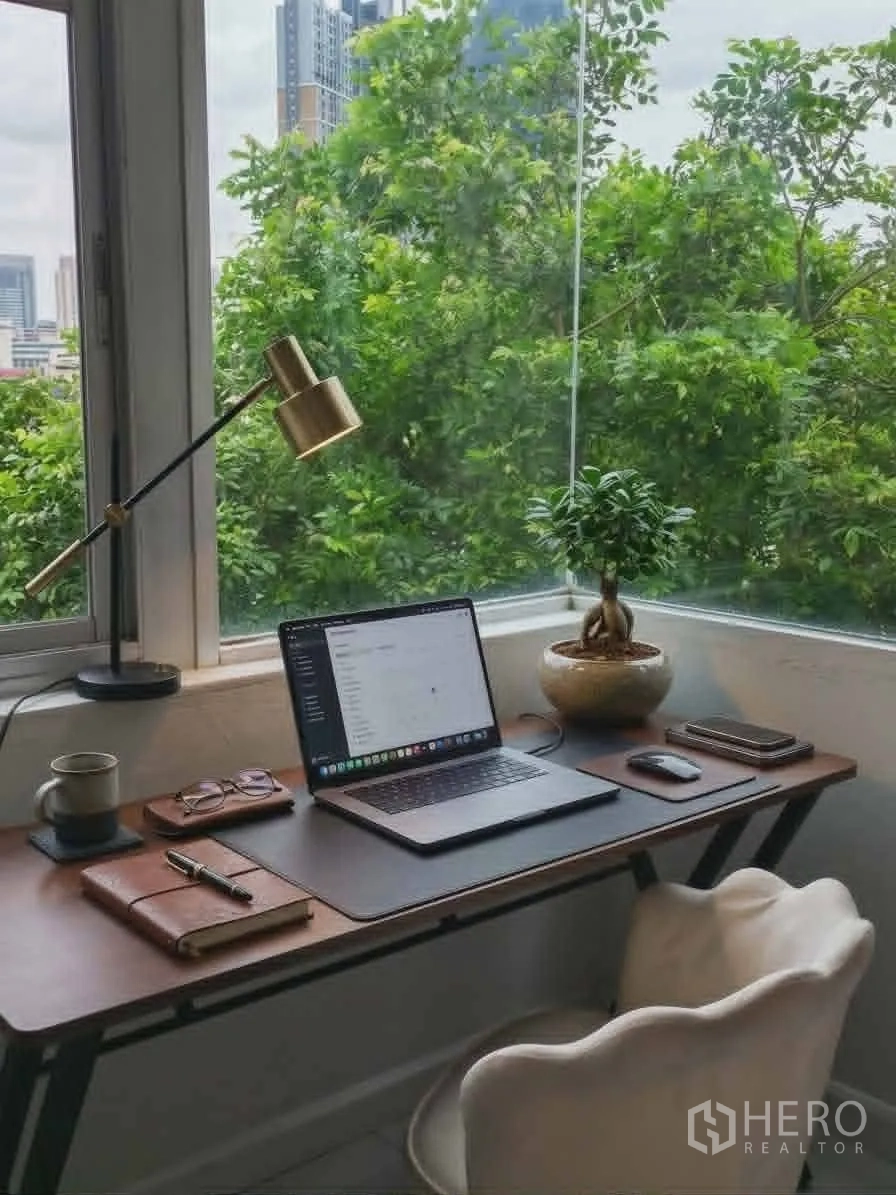 ทาวน์เฮาส์ for rent in Yan Nawa, Bangkok - มุมทำงานริมหน้าต่างพร้อมโต๊ะคอมพิวเตอร์และวิวต้นไม้กับสกายไลน์