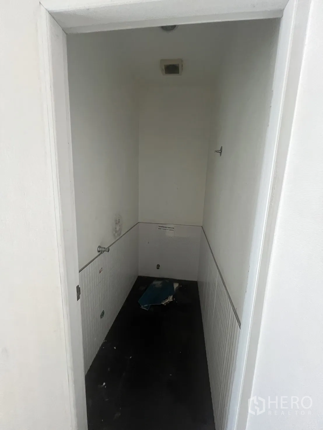 零售空间 出租在Khlong Toei, Bangkok - 狭长卫生间，半墙白砖与深色地面。