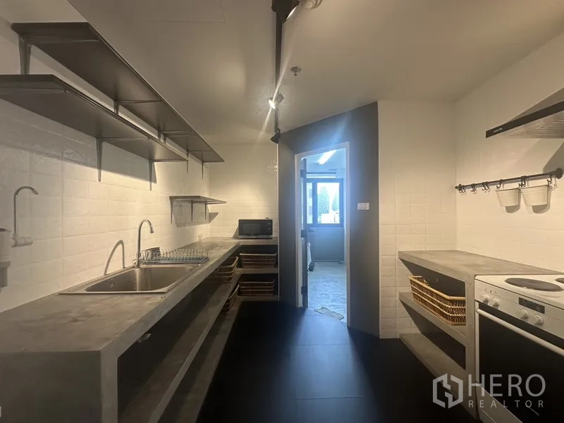公寓 出售在Watthana, Bangkok - 走廊式厨房，开放置物架，通往家务间