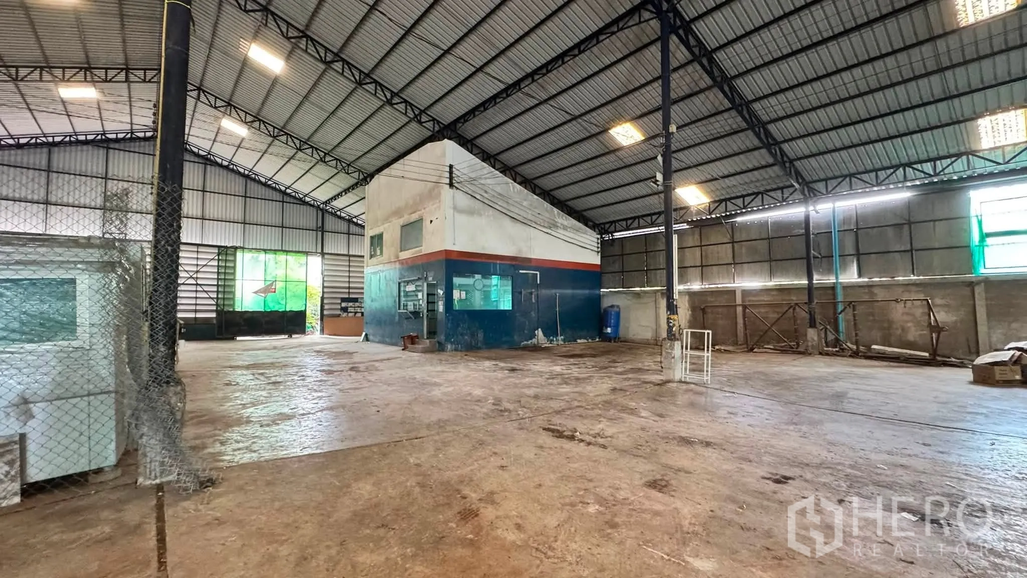 โกดัง for rent in Bang Khen, Bangkok - มุมมองกลางโกดัง แสดงอาคารออฟฟิศ ระบบไฟ และพื้นที่โล่งใช้งาน.