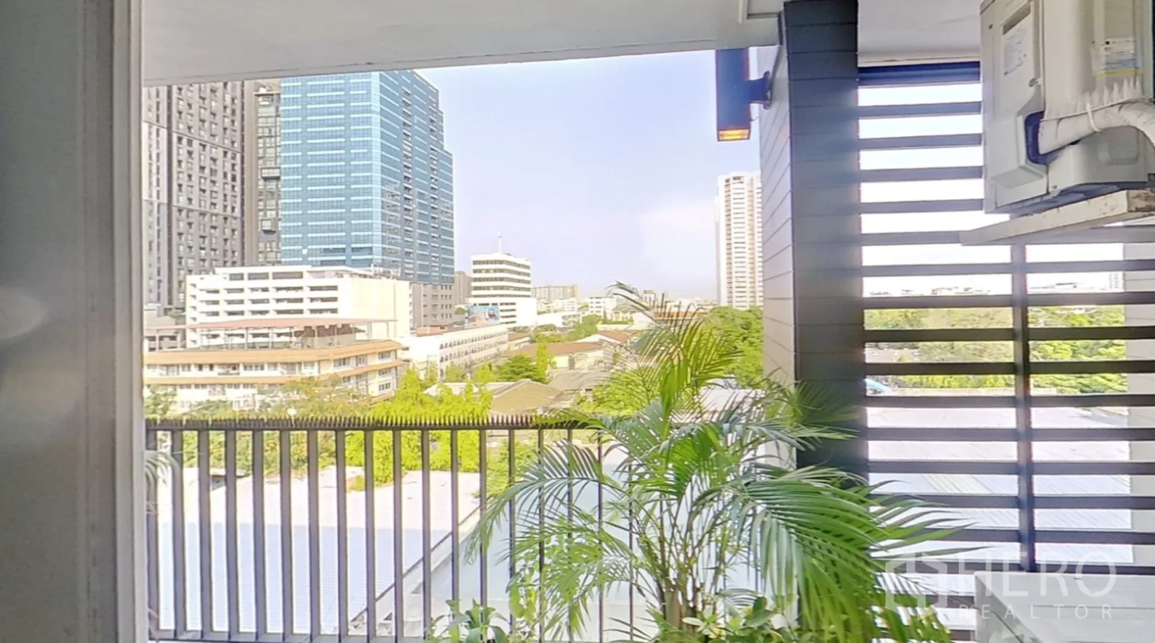 คอนโด for rent in Watthana, Bangkok - ระเบียงพร้อมราวกันตก กระถางต้นไม้ และวิวตึกเมือง