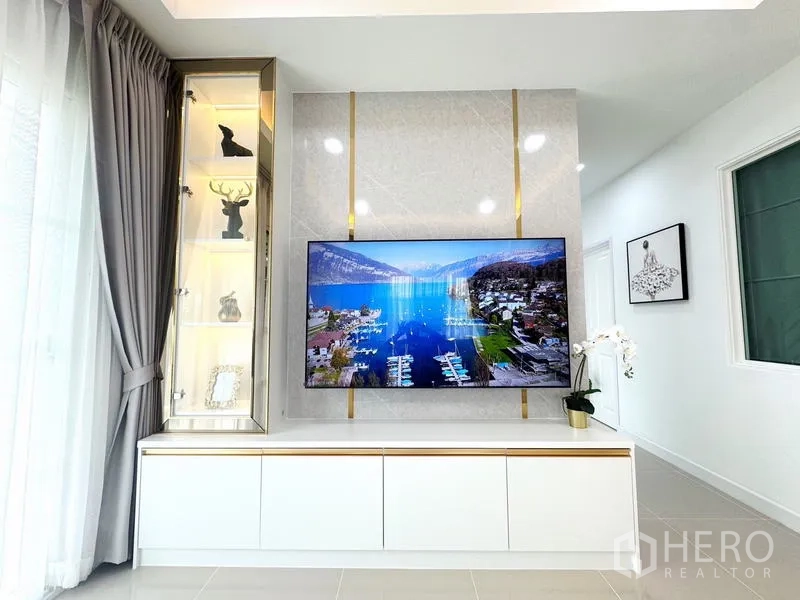 独立式住宅 出租 - 电视背景墙特写，旁设玻璃展示柜与金色饰条。